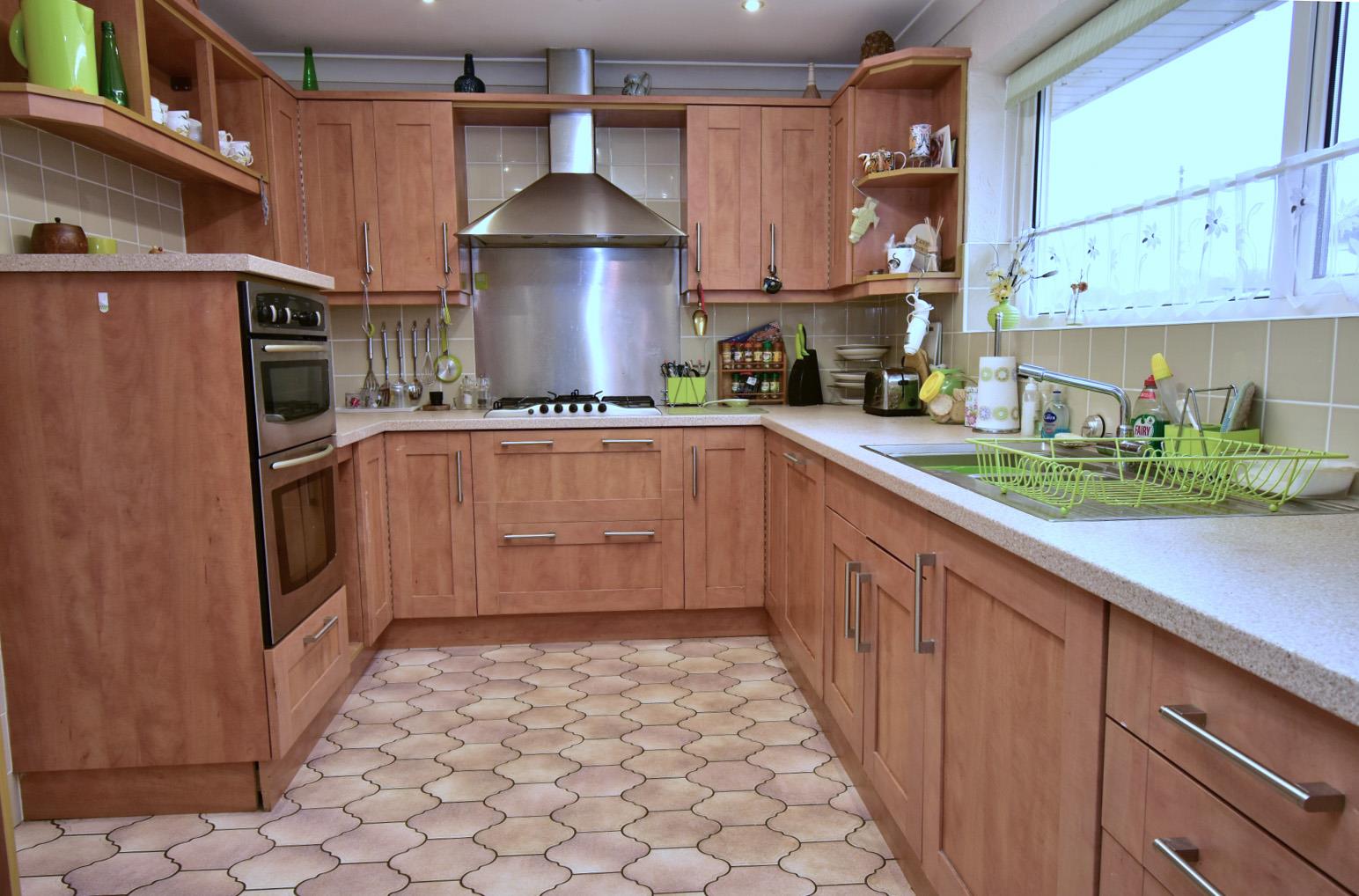 A KITCHEN.JPG